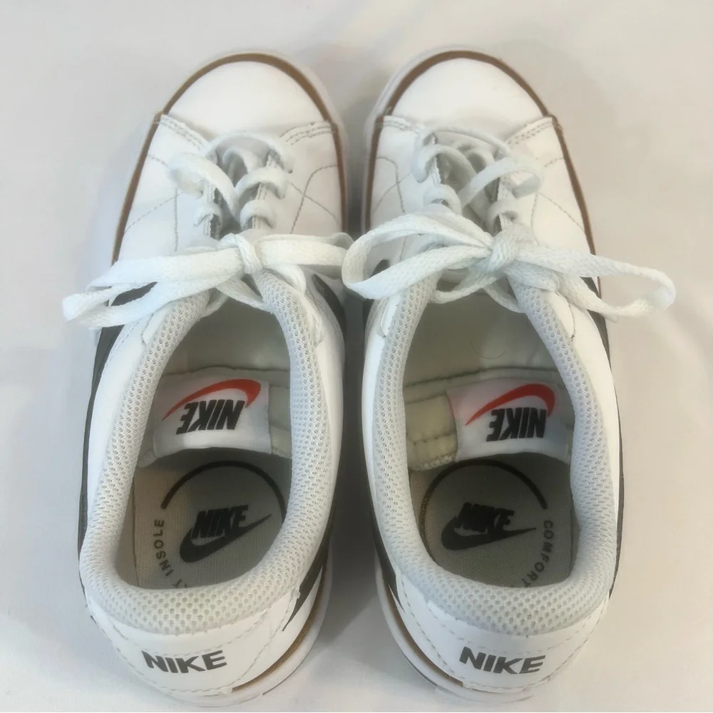 Nike Kids White and Black Sneakers size: US 4 Y